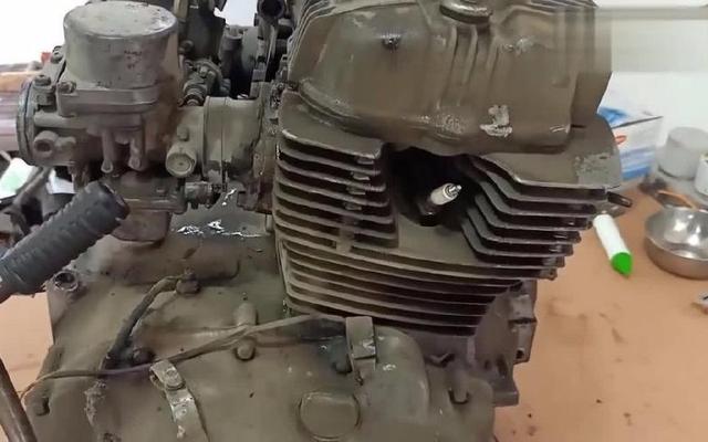 摩托车地撑为什么在发动机上