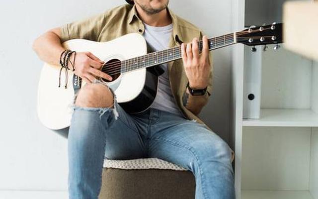 会弹吉他的人多吗 会弹吉他的人多吗