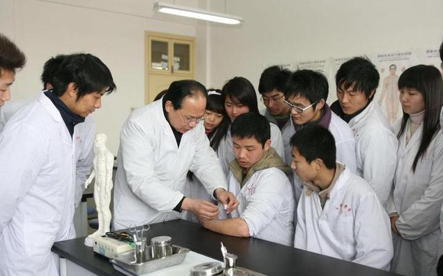 文科生能报中西医临床专业吗