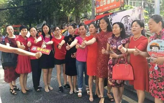 高考母亲穿什么衣服