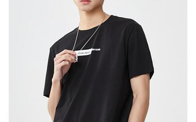 男生穿t恤下摆位置图片