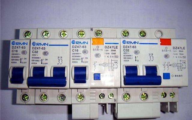 空气开关跳闸推不动卡住了
