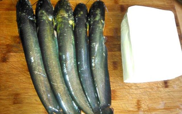 做鲶鱼时怎么去除鲶鱼身上的粘液呢