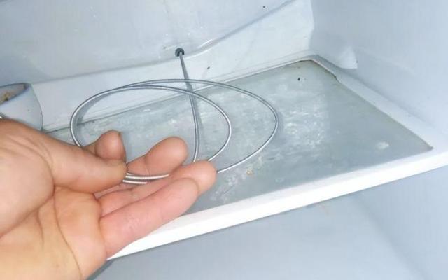 冰箱后面的小孔怎么清理