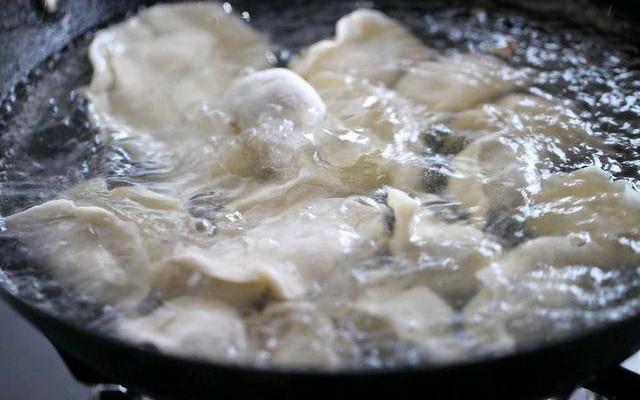 冷冻水饺用热水蒸好还是用冷水