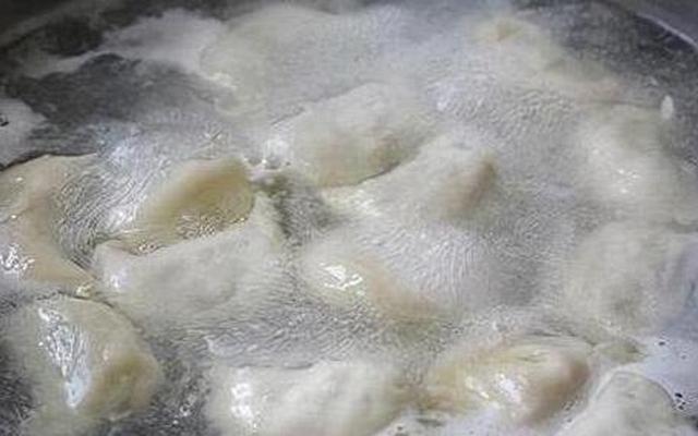 煮冻水饺是冷水下锅还是热水下锅