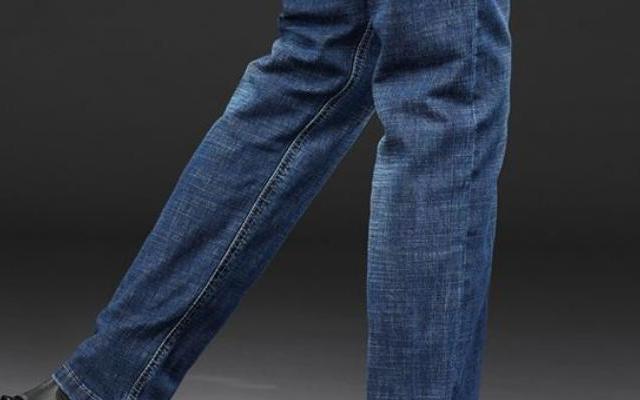 刚买的裤子味道刺鼻怎么去除掉