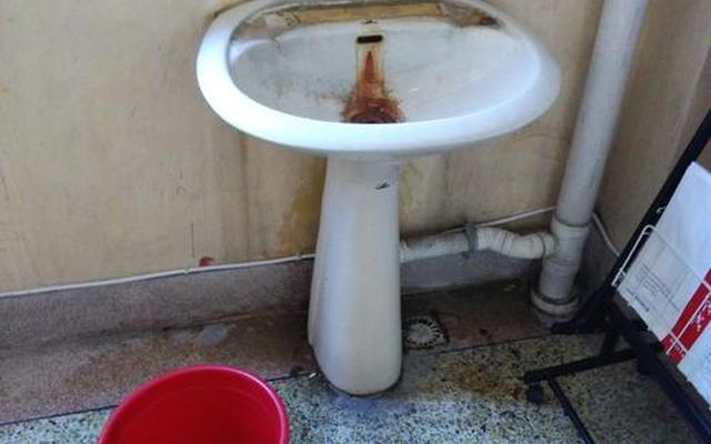 厕所堵住了水满了