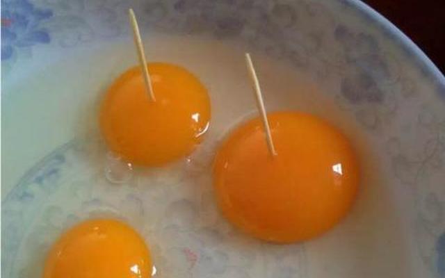 正宗的土鸡蛋蛋黄颜色