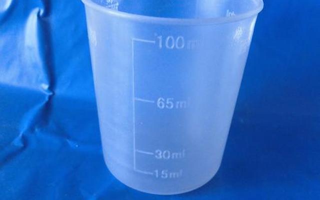 塑料的杯子可以装热水喝吗