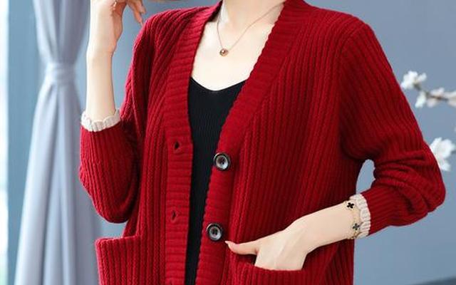 女士最新款开衫毛衣图片(女士毛衣外套开衫新款图片)