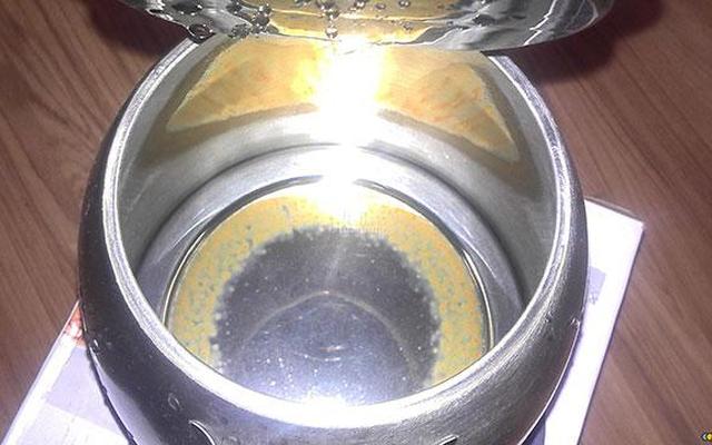 如何快速去除烧水壶里的厚水垢—烧水壶里厚厚的水垢怎么去除最有效