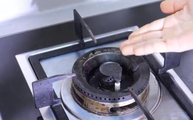 家用燃气灶点火后开关一松就灭火怎么办