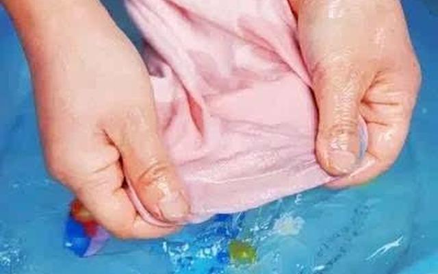 彩色衣服染色怎么洗掉妙招