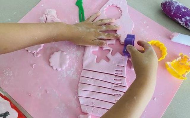 怎么清除衣服上的橡皮泥痕迹