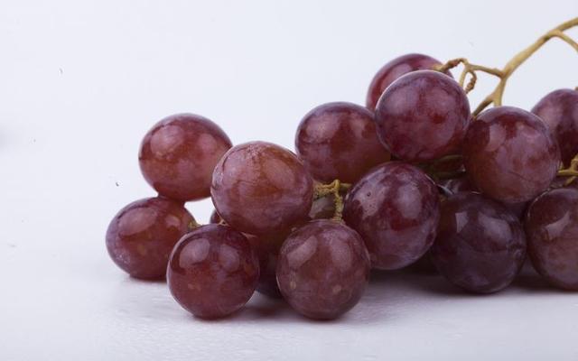想买到新鲜的葡萄可以挑选什么样的葡萄呢