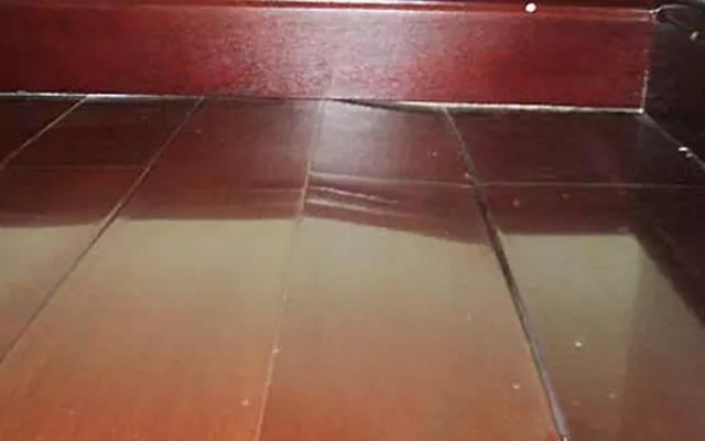 木质地板进水后果_木地板进水