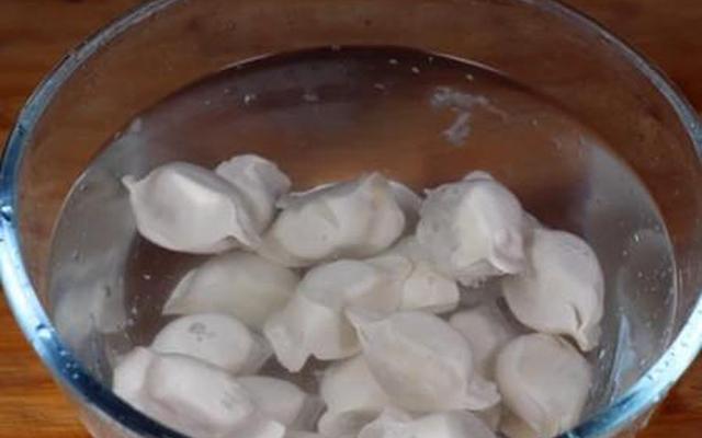 正确煮冻饺子的方法是