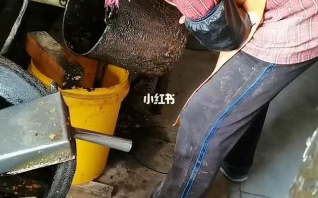 油桶怎么清洗才能干净呢(油桶怎么清洗才能干净没味道)