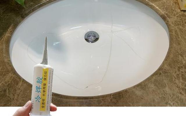 洗手盆砸了一条裂痕