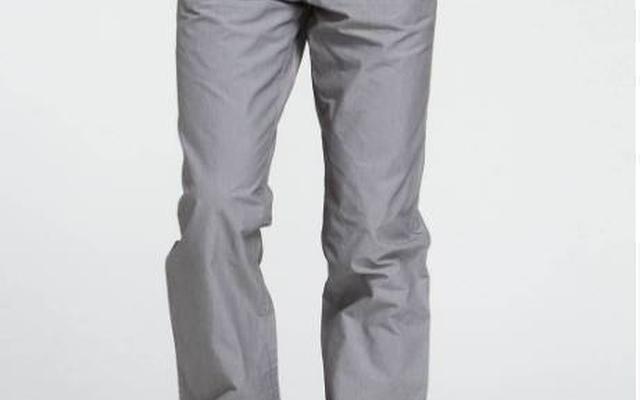 男生深灰色裤子搭配什么颜色上衣(深灰裤子配什么颜色上衣好看男生)