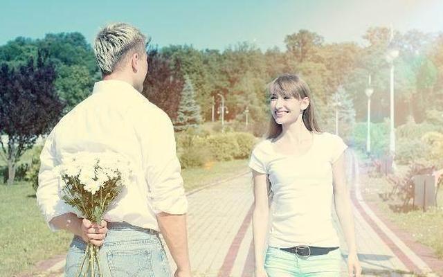 一个男人暗恋一个女生的表现