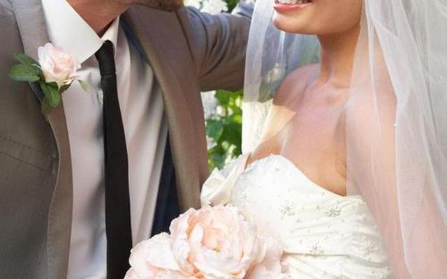 男女对视不闪躲的一方