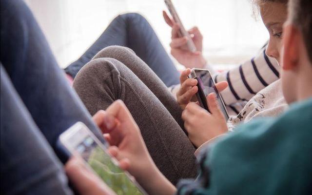 孩子叛逆期沉迷手机如何教育