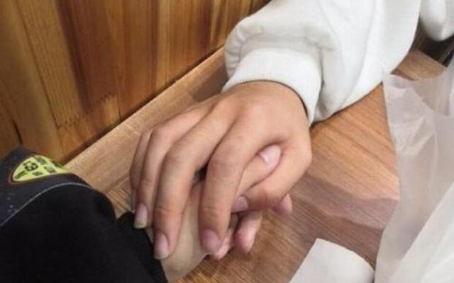 怎么让男生主动牵手