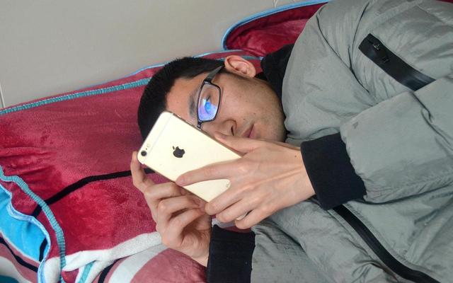 整天什么也不想做只想躺着玩手机