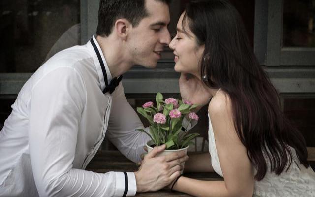 男生肢体接触你的表示