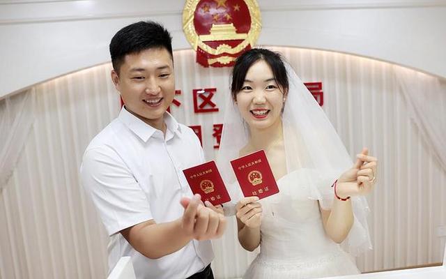 直接领证不办婚礼丢人吗