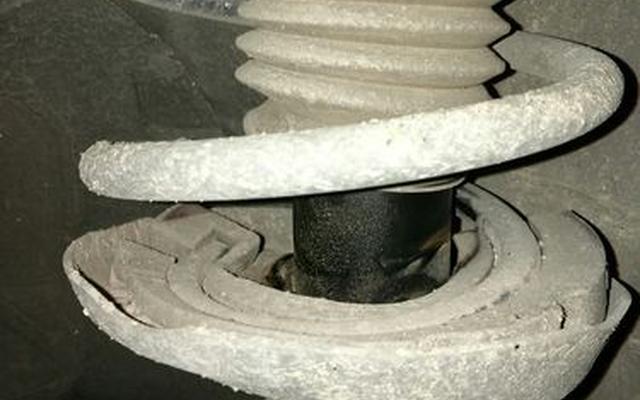 减震器漏油一直不维修有什么风险(减震器有点漏油怎么办)