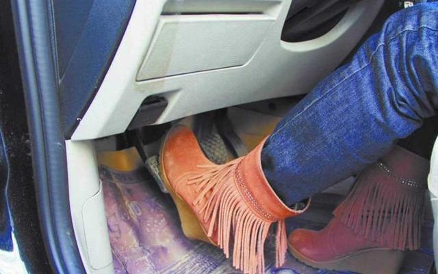 刹车失灵松油门不行吗