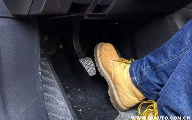 刹车失灵为什么不松油门