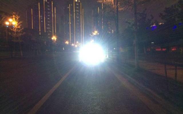 夜间在高速上能开远光灯吗