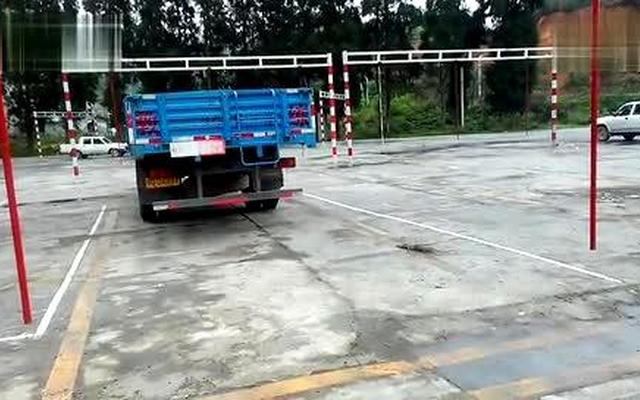 大货车倒车入库技巧视频讲解