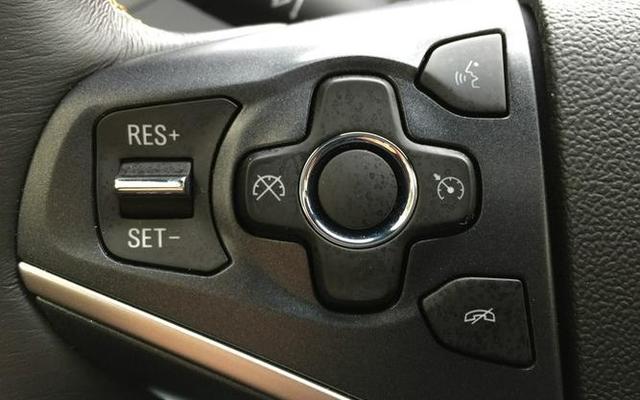 开启定速巡航脚放到哪里