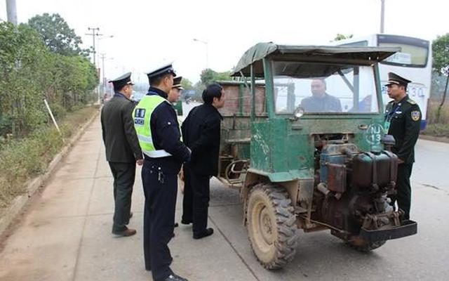 开农用拖拉机需要什么证件呢