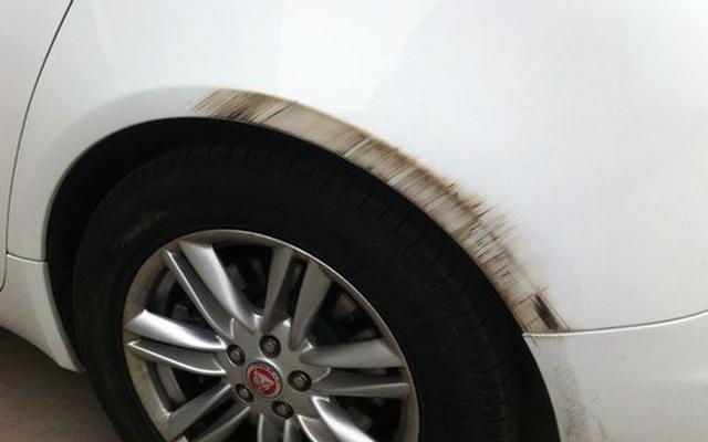 白色车蹭出黑色底漆算严重吗