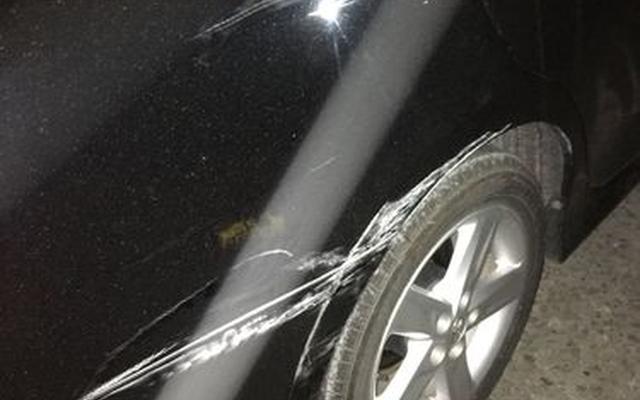 白色车门被蹭出黑色底漆