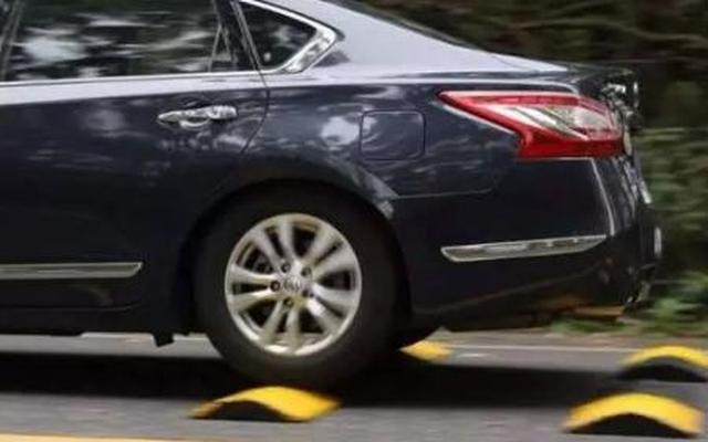 踩着刹车过减速带伤车吗