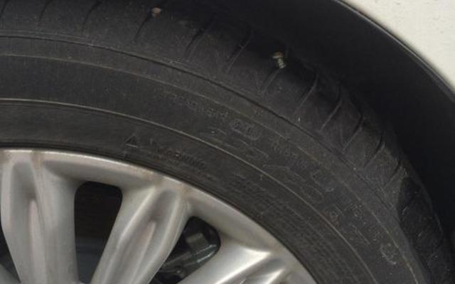 车子轮胎扎了个钉子,但是没漏气