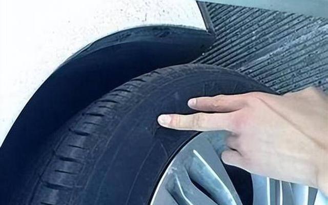 避免爆胎的错误的做法是什么?( )