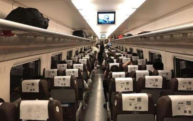 高铁上f是靠过道还是窗户