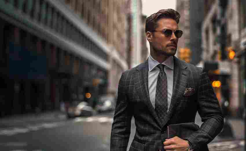 如何根据季节选择合适的西服面料