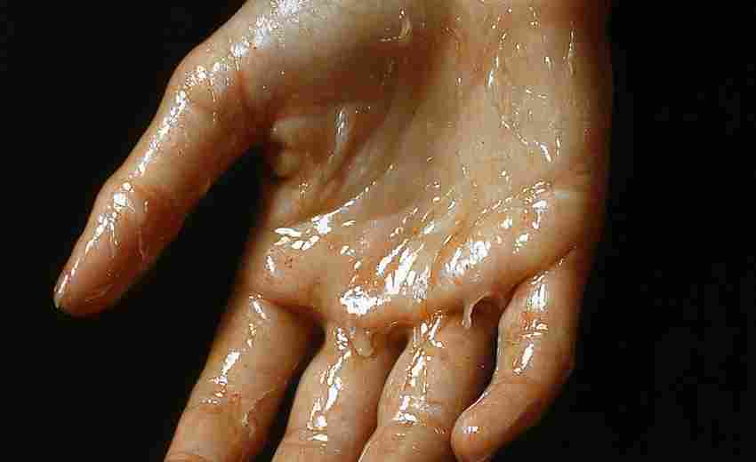 冬季手部皮肤为何容易粗糙